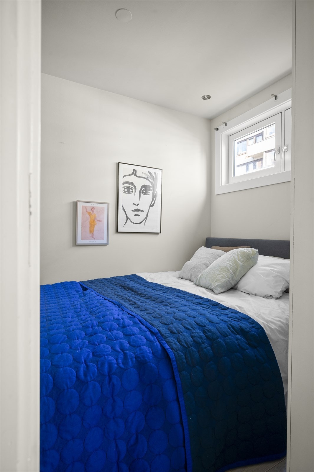 Vindu gir naturlig sollys inn til rommet Galleribilde