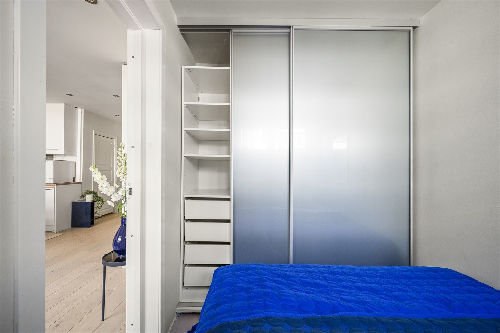 Stor skyvedørsgarderobe på soverom, i gang og i tillegg til ekstra lagringsplass i bod i kjeller Galleribilde