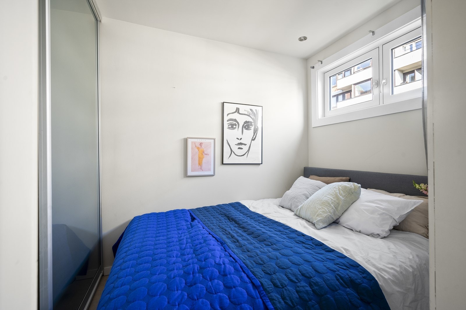 Soverom med plass til dobbeltseng og smart oppbevaringsplass for klær og andre personlige eiendeler Galleribilde