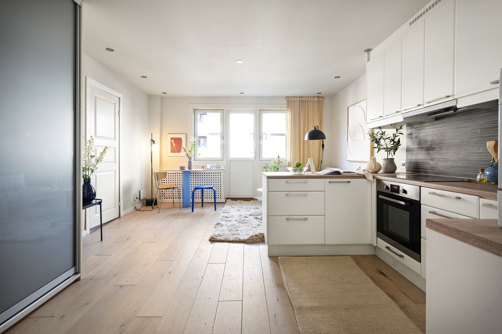 Creaform kjøkkeninnredning med Integrert stekeovn, keramisk platetopp og mekanisk avtrekk fra ventilator Galleribilde