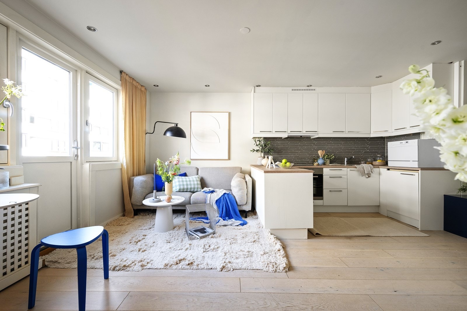 Dette er en lys 2-roms selveierleilighet med god takhøyde og fin planløsning som gjør den enkel å innrede Galleribilde