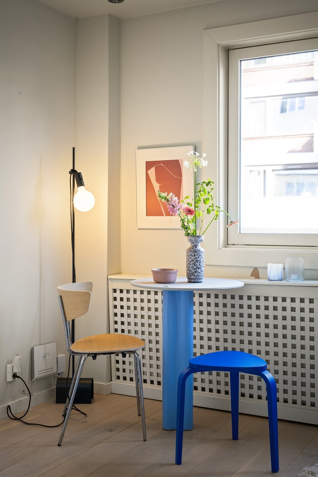 Fin sone for et trivelig spisebord ved vindu. Ingen av vinduene i boligen vender ut mot Kirkeveien Galleribilde