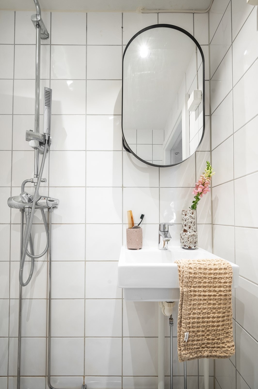 Bad er oppusset i regi av sameiet i 2006. Flislagte vegger og gulv med varmekabler i gulvet Galleribilde