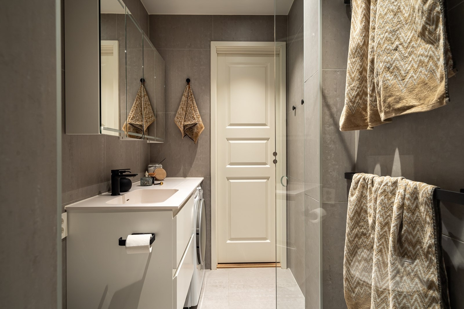 Alt du trenger for å nyte komfort i hverdagen. Det er ca. et år igjen av garantien på oppussingen av badet. Galleribilde