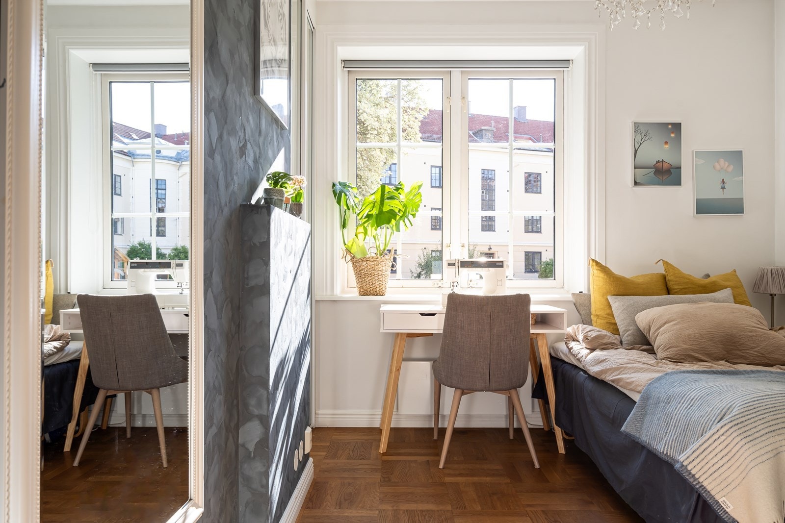 Det andre soverommet er lyst og praktisk med lysmalte vegger og vindu ut mot rolig og lukket gårdsrom. Galleribilde