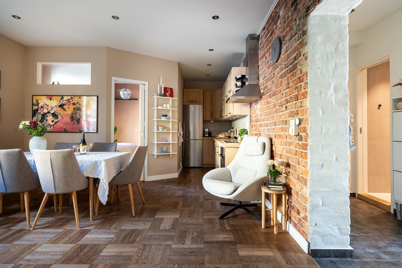 Denne flotte 3-roms leiligheten kombinerer funksjonalitet med sjarm, og ligger vendt mot stille og rolig gate og gårdsrom. Galleribilde