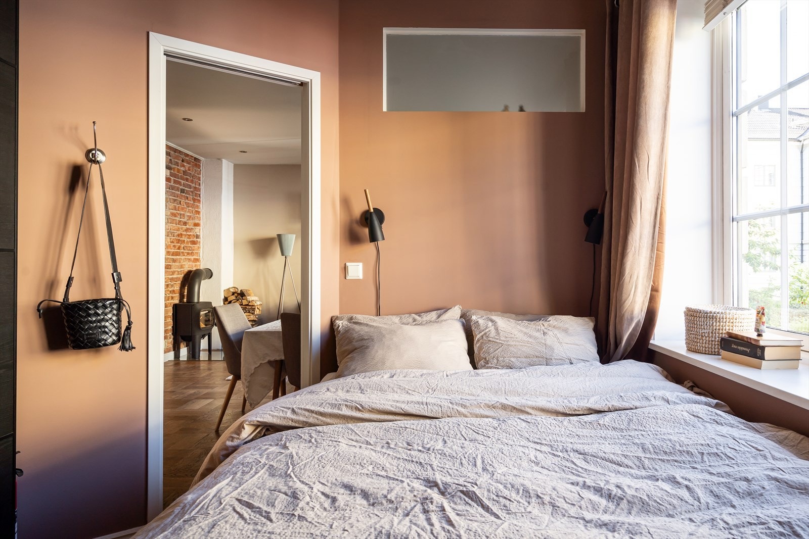 Det store hovedsoverommet vender mot en stille og rolig gate. Rommet har store vindusflater som gir gode lysforhold. Galleribilde