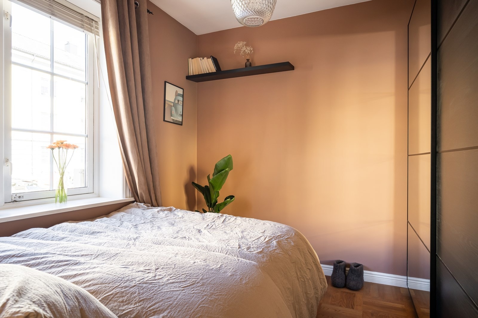 Med skyvedørsgarderobe med speilfronter og plass til oppbevaring er dette rommet både funksjonelt og lekkert. Galleribilde