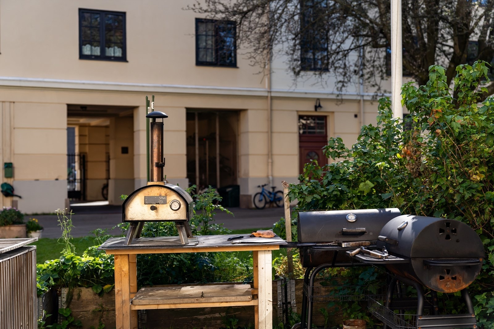Borettslaget er veldrevet med mange fasiliteter, inkludert et bryggeri i et av fellesvaskeriene og en idyllisk bakgård med sittegrupper og pizzaovn. Galleribilde