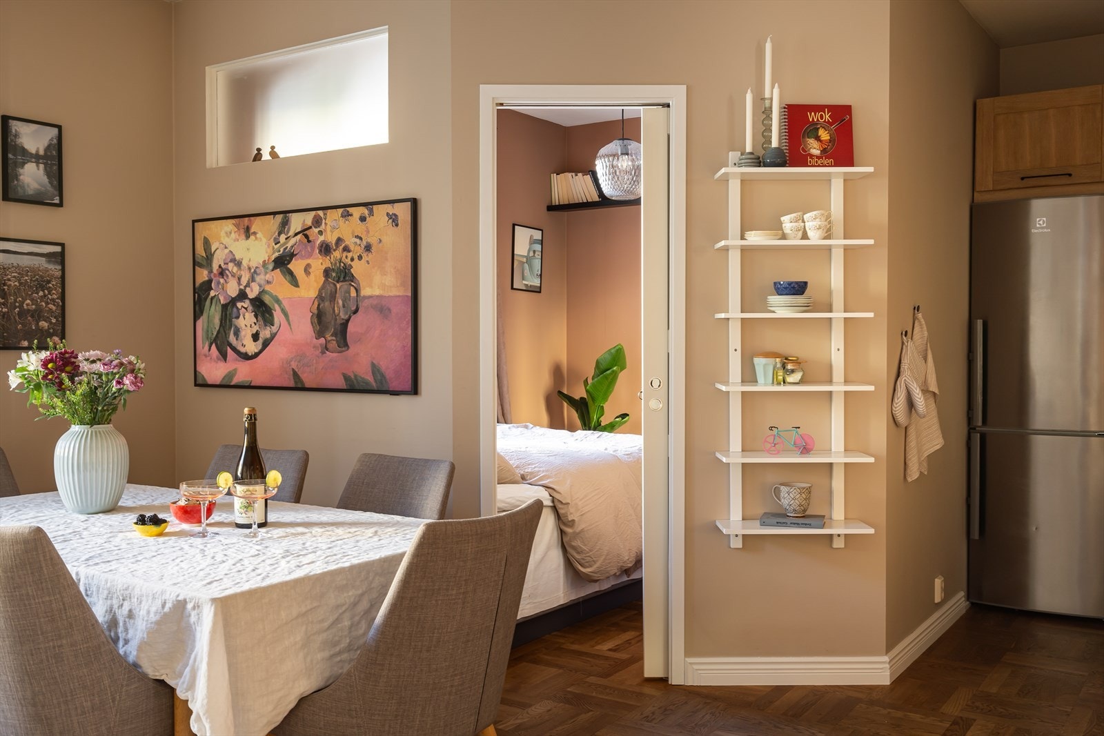 Boligen har to soverom av god størrelse. Med den optimale planløsningen ligger soverommene i hver sin ende av boligen. Galleribilde