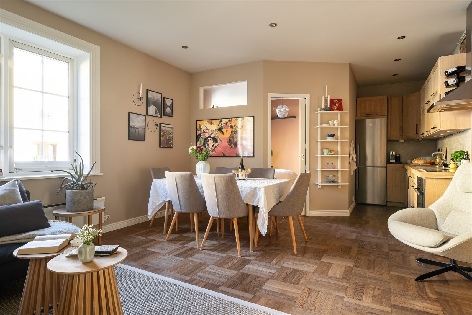 Her er det plass til både sofa, TV-løsning og spisebord, hvor du kan nyte dagens måltider. Galleribilde