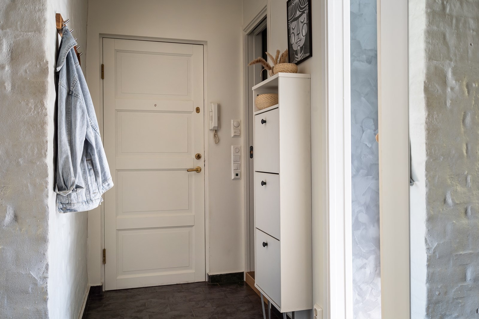 Innbydende og romslig entré med lyse, malte vegger, skiferfliser og behagelig gulvvarme. Galleribilde