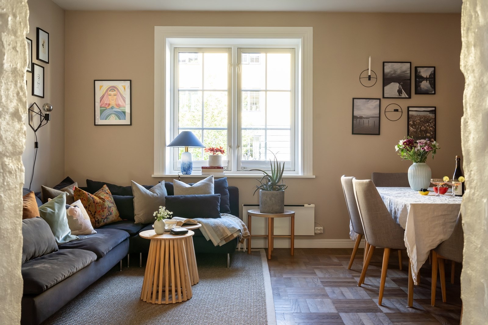 Dette rommet er et naturlig samlingspunkt i leiligheten, perfekt for både avslapning og sosialt samvær. Galleribilde