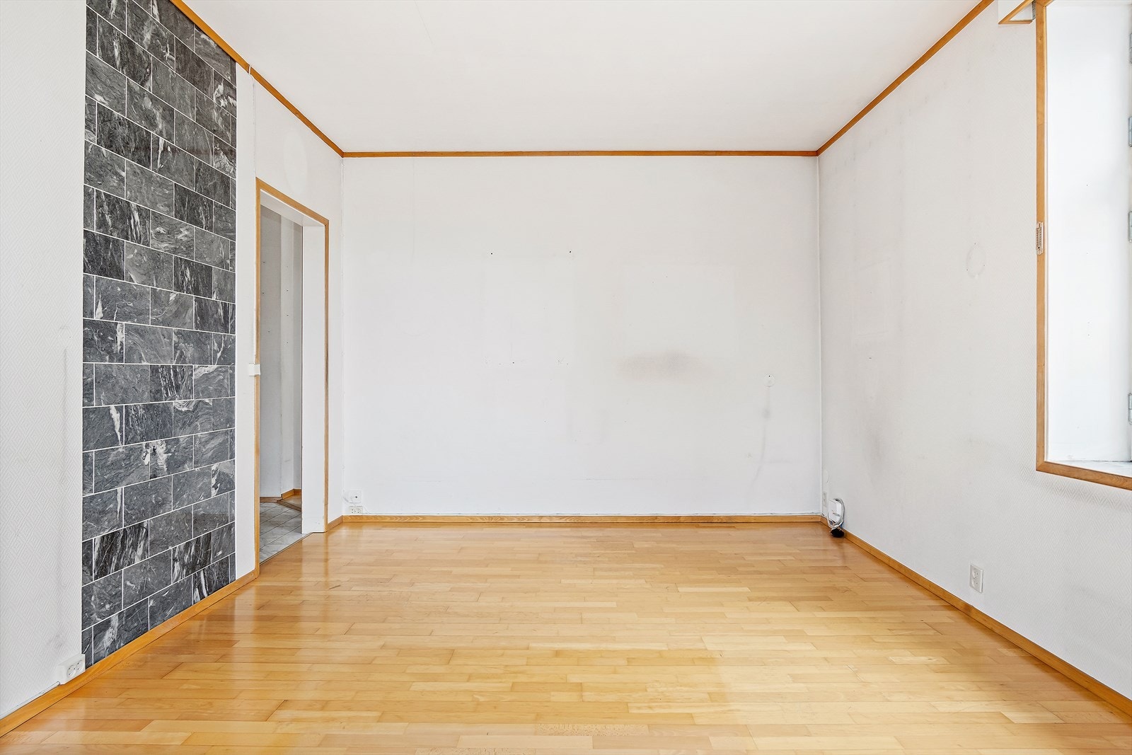 Stuen har god plass for sofagruppe, spisebord og annet møblement Galleribilde