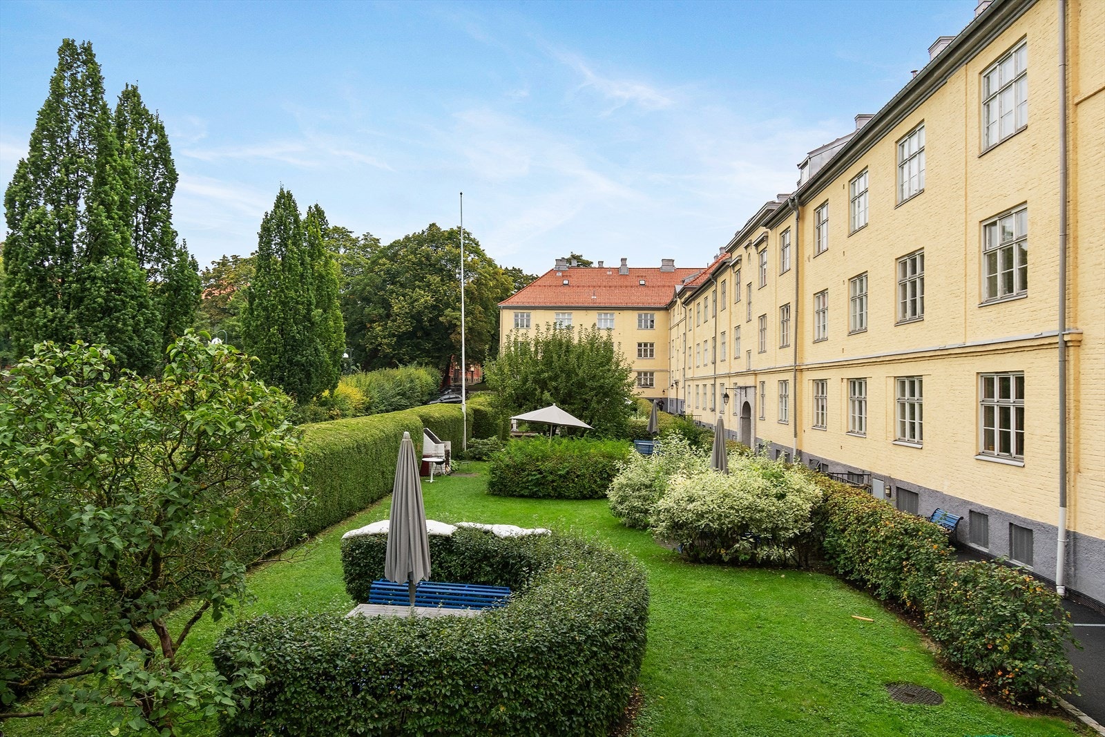 Pent opparbeidet fellesarealer med beplantning, sittegrupper og felles grill. Galleribilde