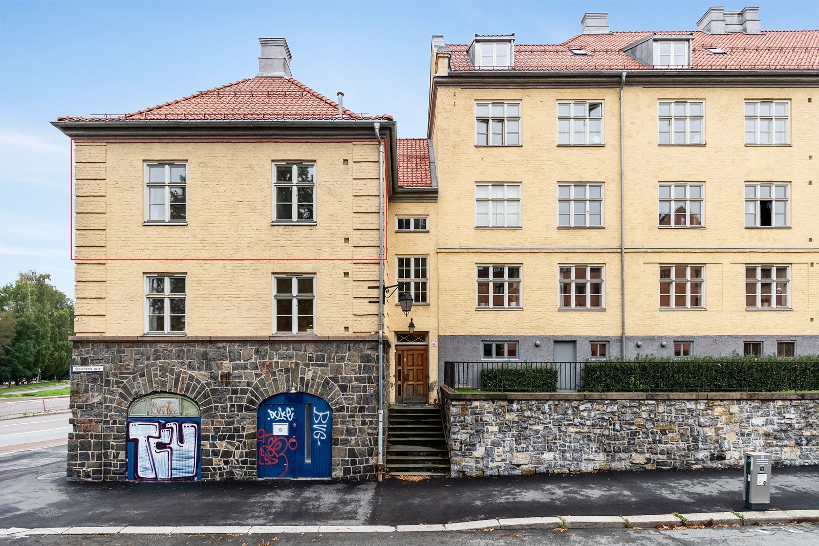 Leiligheten ligger i en høy 2.etg med usjenert beliggenhet Galleribilde
