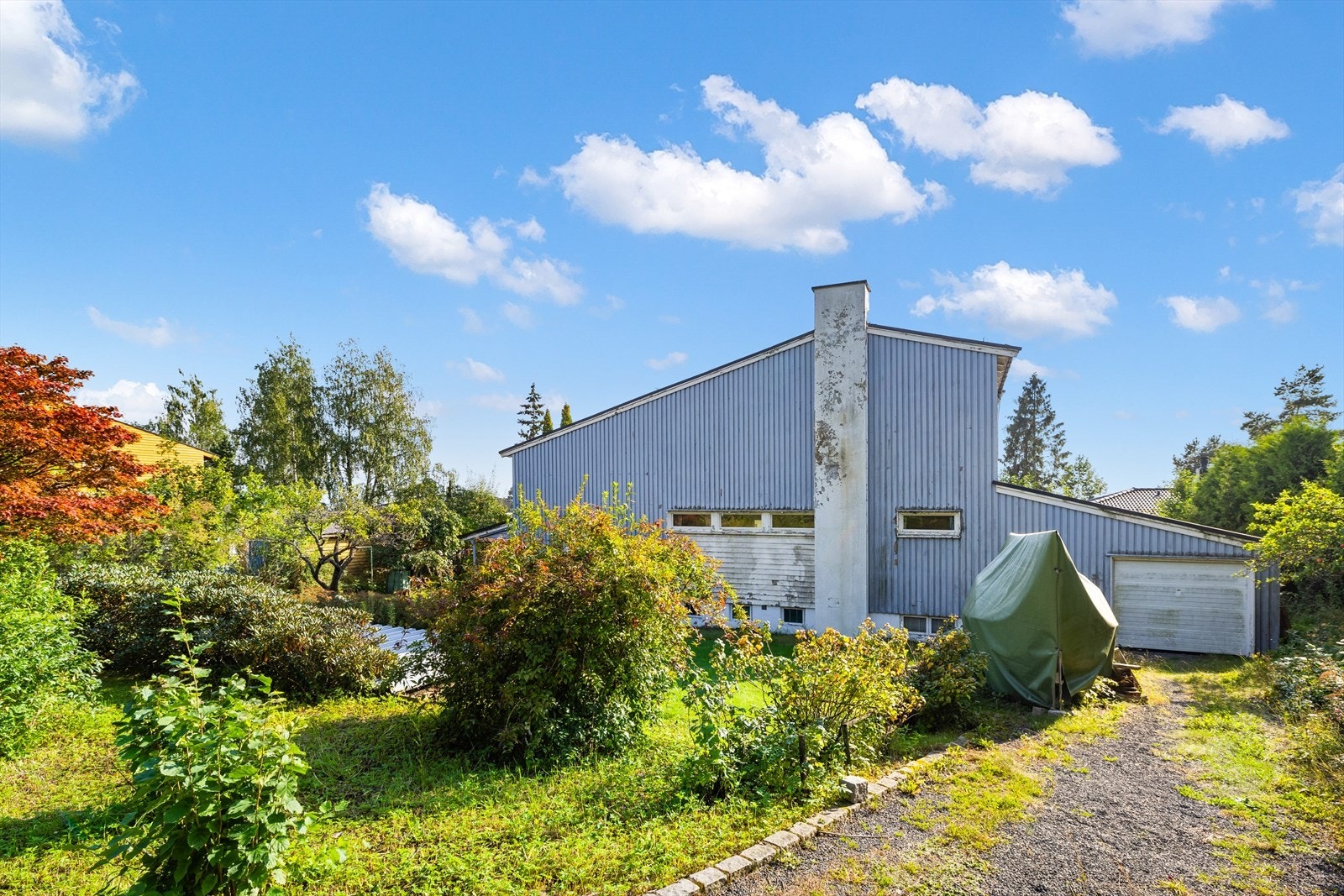 Boligen har stor tomt på nesten 1,3 mål Galleribilde