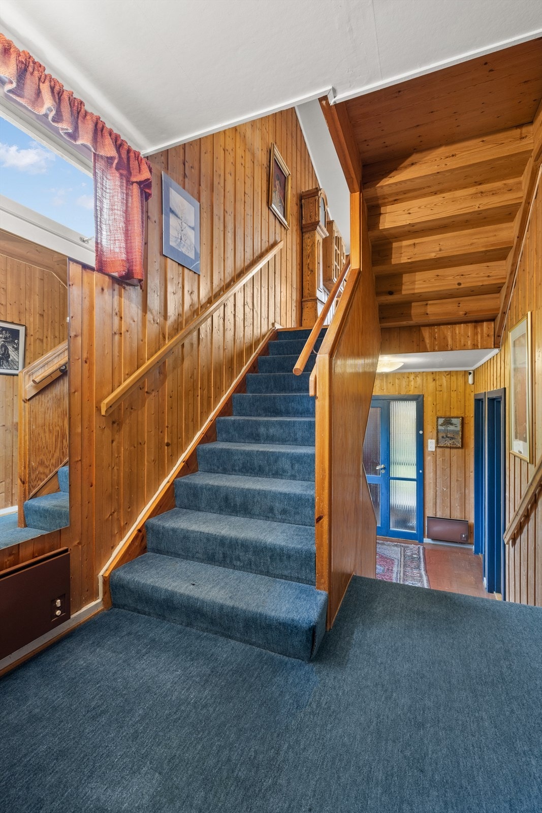 Trapp fra spisestue og ned til entré Galleribilde