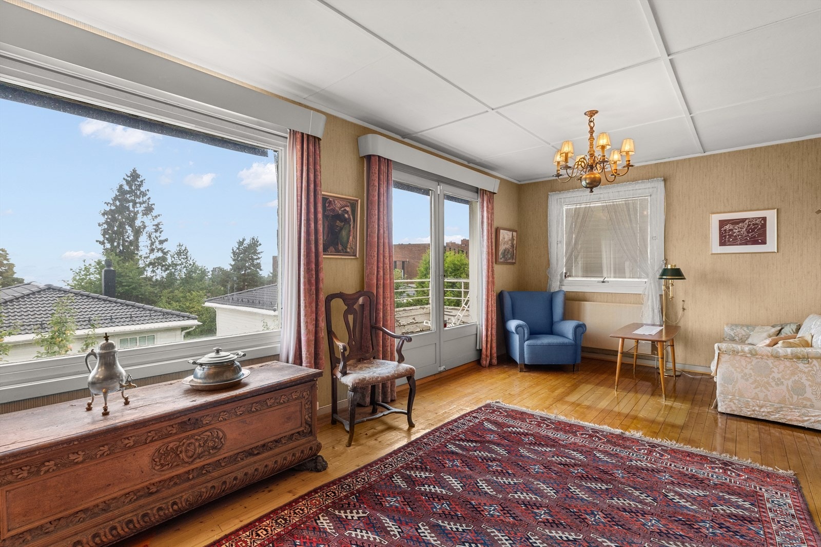 Stuen har store vindusflater og utgang til balkong Galleribilde