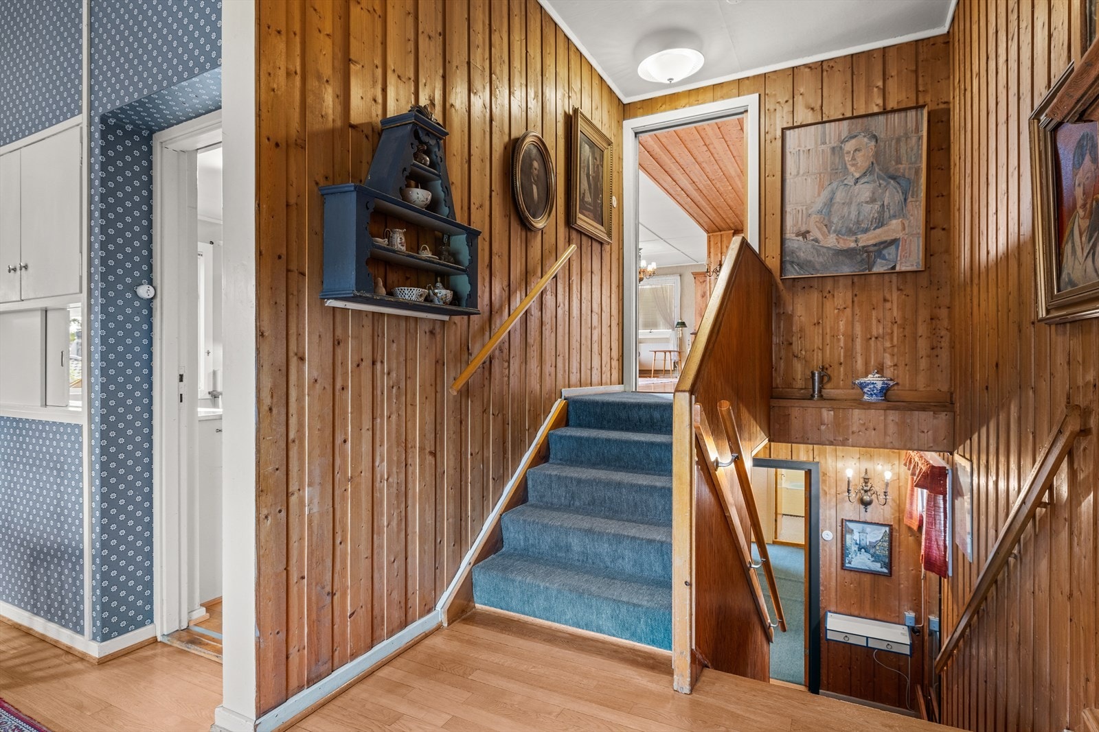 Trappen til venstre fører opp til stuen og trappen til høyre ned til 1. etasje Galleribilde