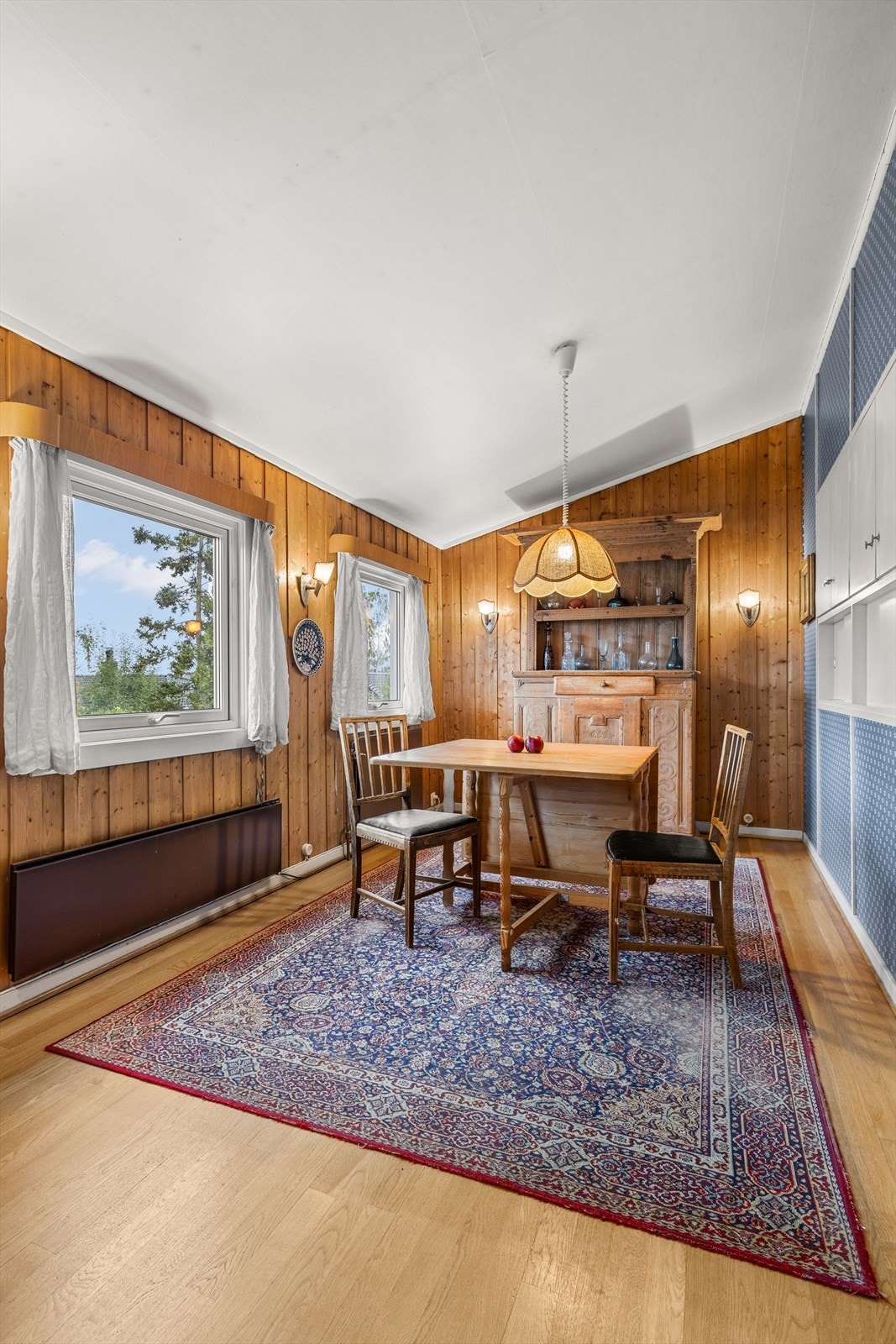 Romslig spisestue med 3 vinduer og plass til stort spisebord Galleribilde