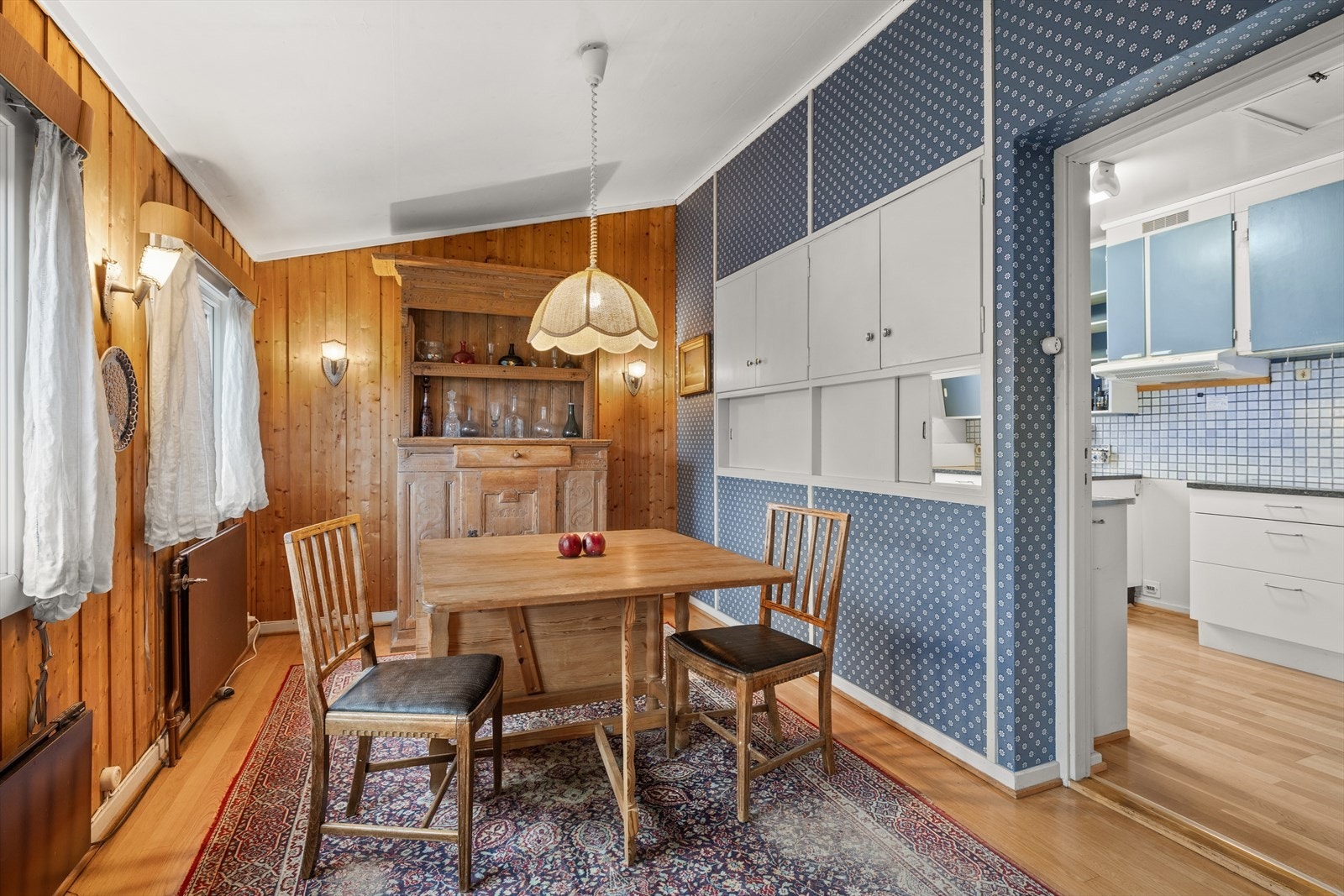 Ned en halv etasje fra stuen finner vi spisestue og kjøkken Galleribilde