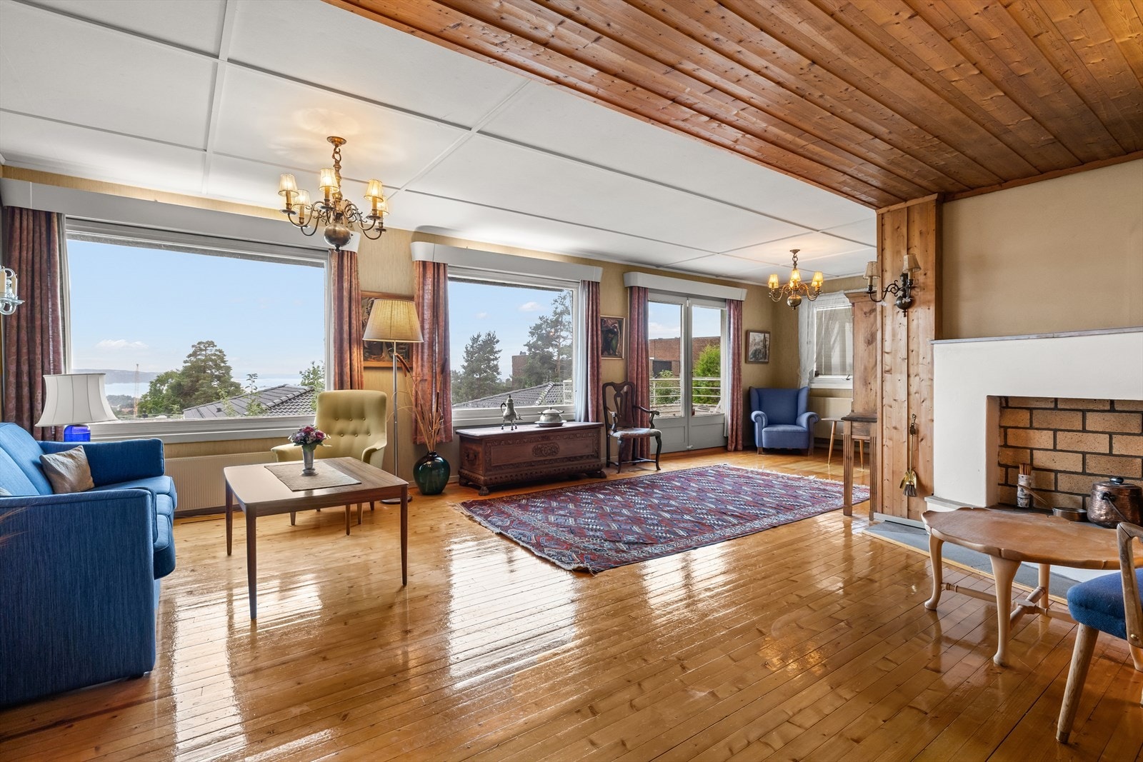 Stuen er stor med flott utsikt og peis Galleribilde