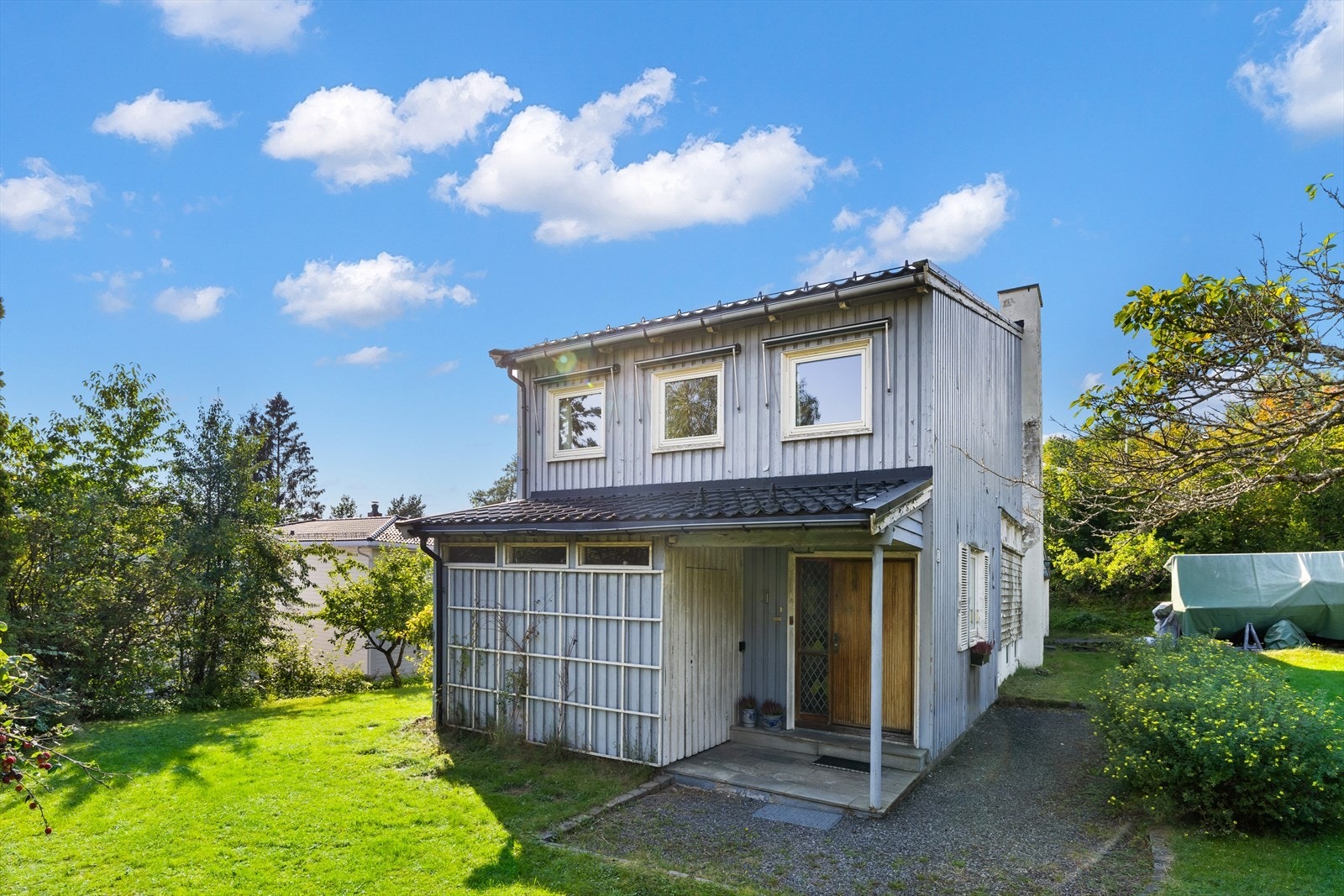 Inngangsparti med stor bod Galleribilde