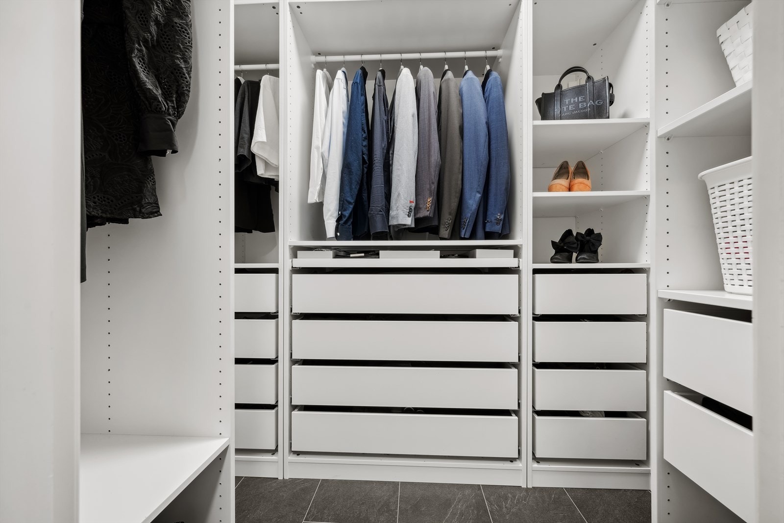 Walk-in garderoben er utstyrt med garderobeskap for praktisk lagring og oppbevaring av klær i hyller og skuffer. Galleribilde