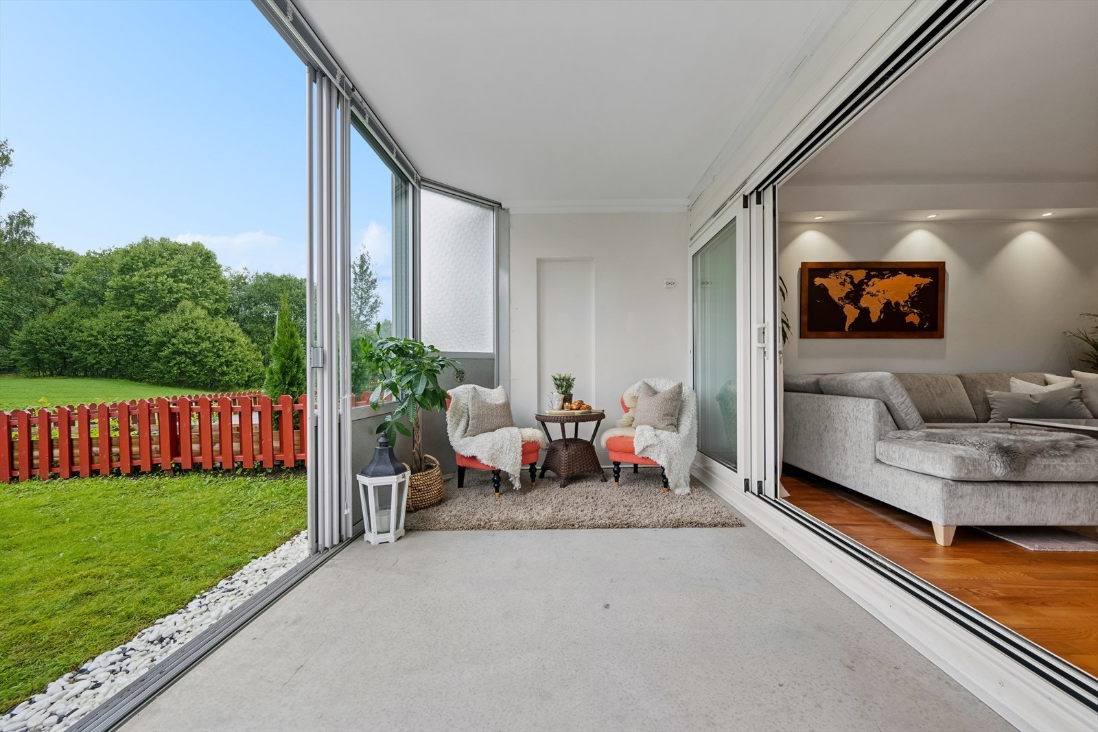 Innglasset markterrasse er en god forlengelse av stuen på gode dager, og i tillegg har man en inngjerdet hage. Galleribilde