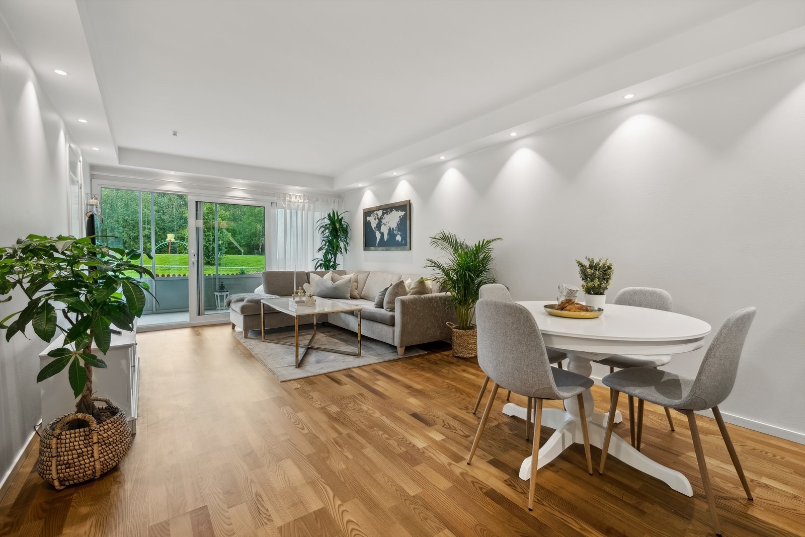 Store vindusflater slipper inn rikelig med naturlig lys. Videre er det utgang til innglasset markterrasse. Galleribilde