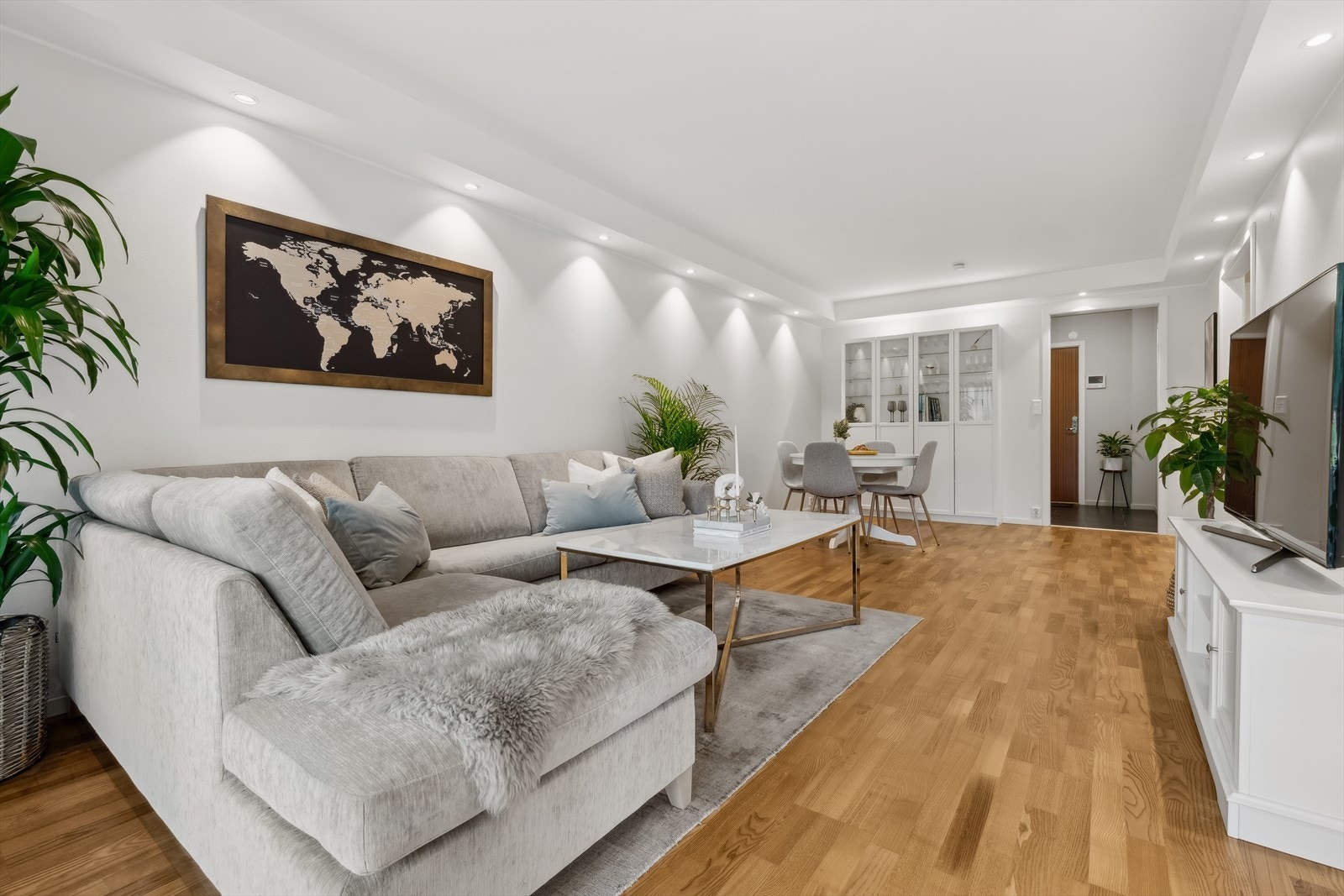 Stue og spisestue i åpen løsning. Galleribilde