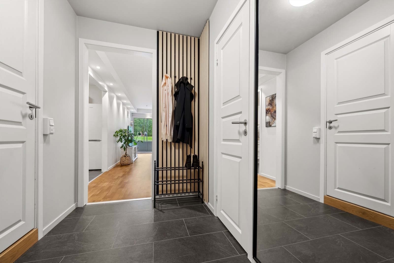 Du kommer inn i et stilfullt inngangsparti med plass til entrémøblement. Tilkomst til walk-in og bad. Galleribilde