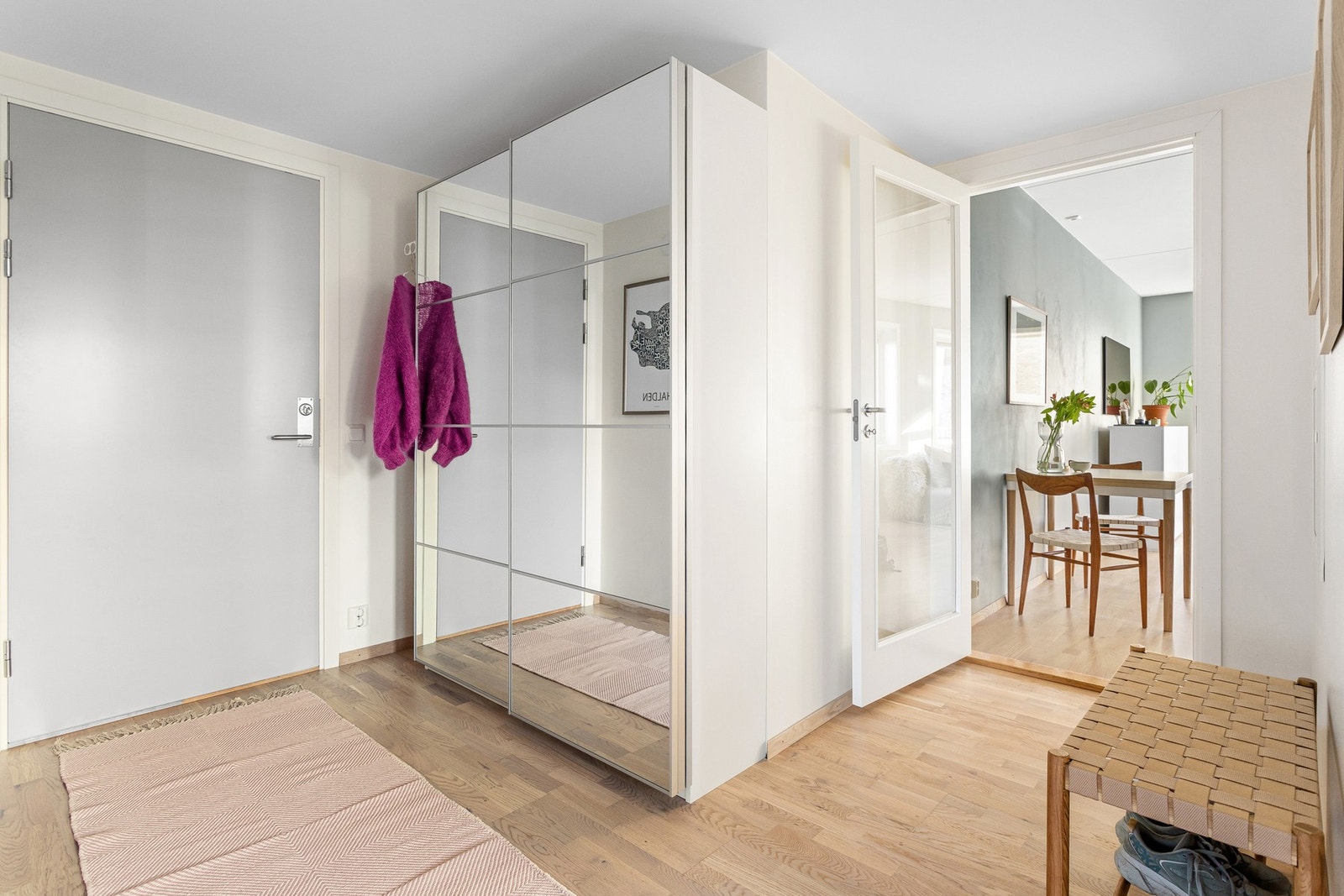 Velkommen inn i en romslig entré med god plass for ulike møbler for oppbevaring. Garderobeløsningen blir stående. Galleribilde