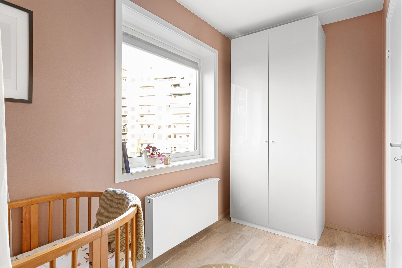 Her er det plass til garderobe, skrivepult og seng. Galleribilde