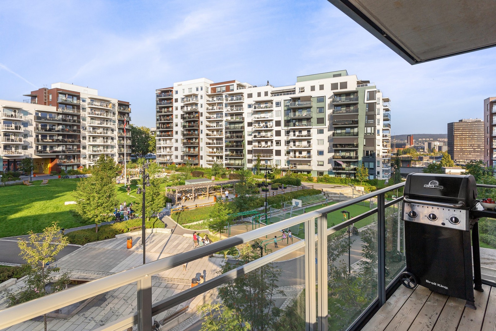 Balkongen er vestvendt og du kan med det nyte ettermiddags- og kveldssolen. Galleribilde