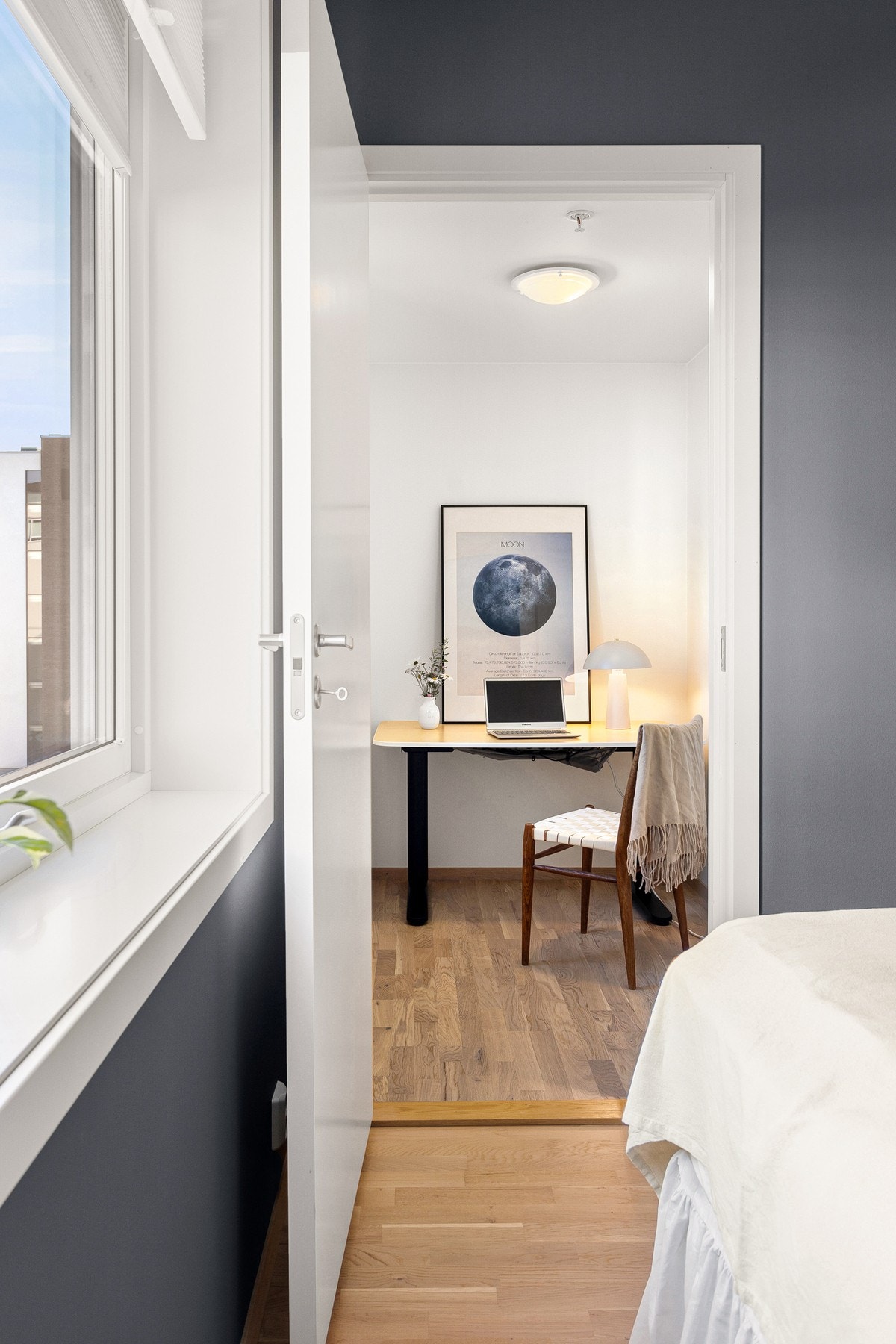 Her er det også plass til ytterligere lagringsmøblement i rommet og tilgang til et omkledningsrom. Galleribilde