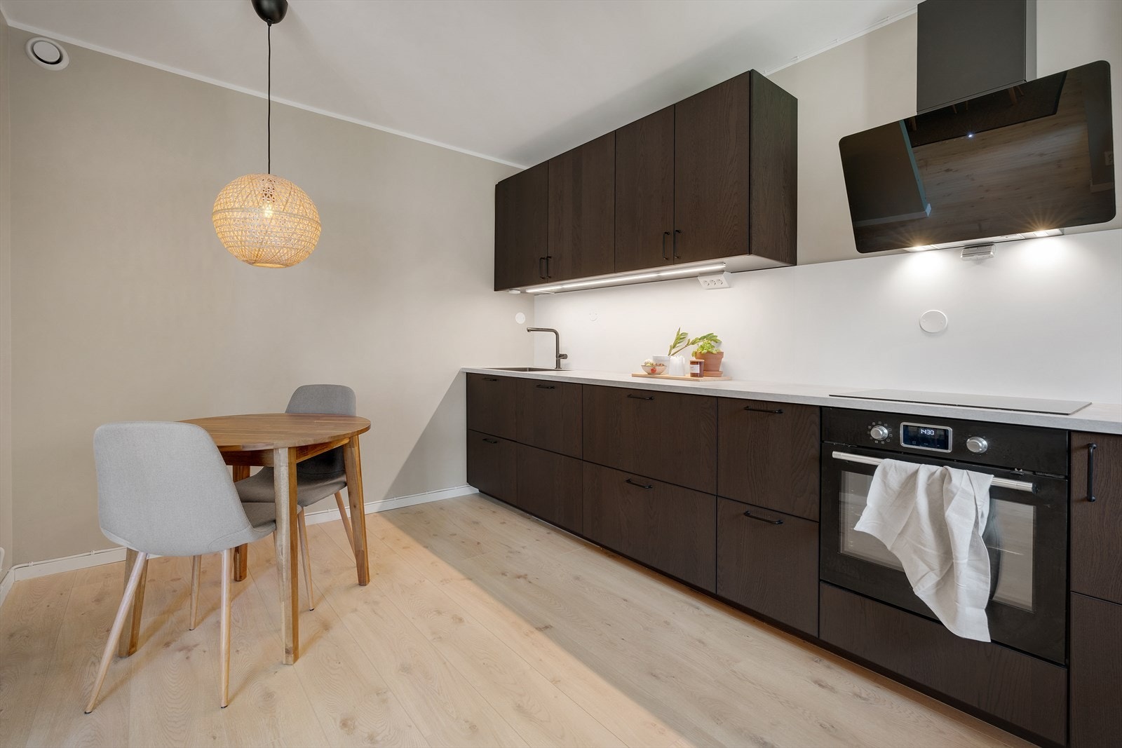 - Det er innredet med glatte fronter og benkeplaten av laminat - Galleribilde