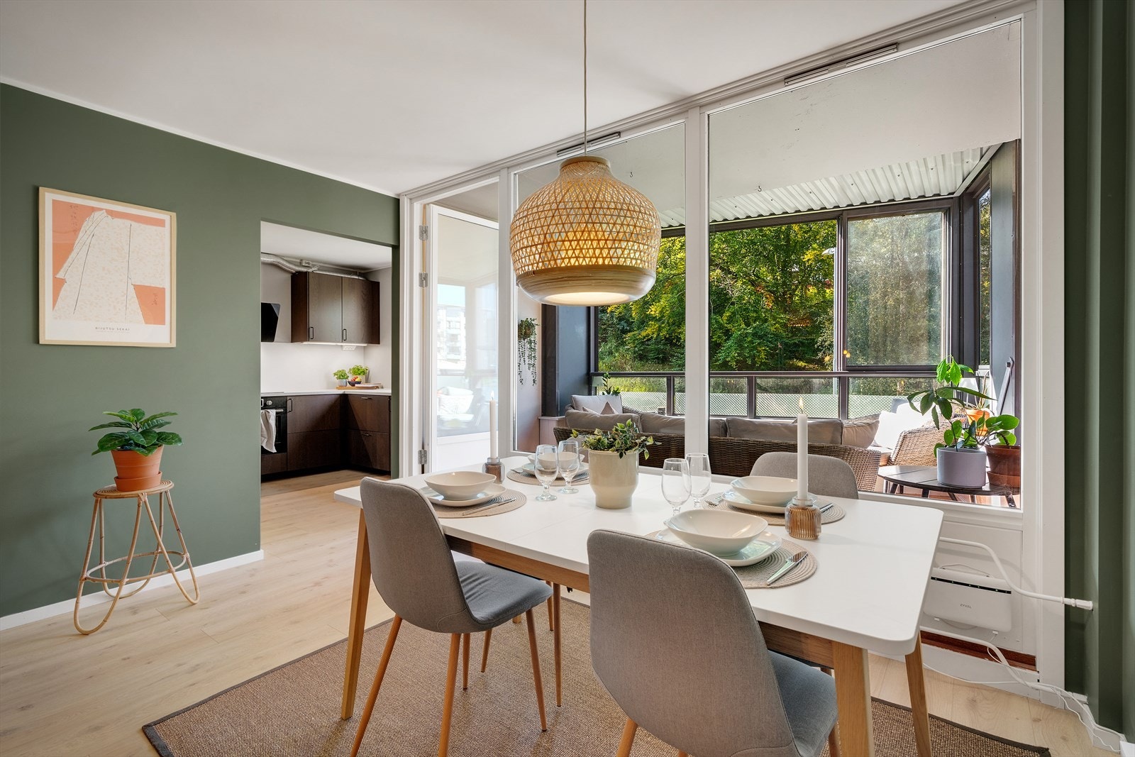 - Stuen har lyst gulv av laminat - Galleribilde