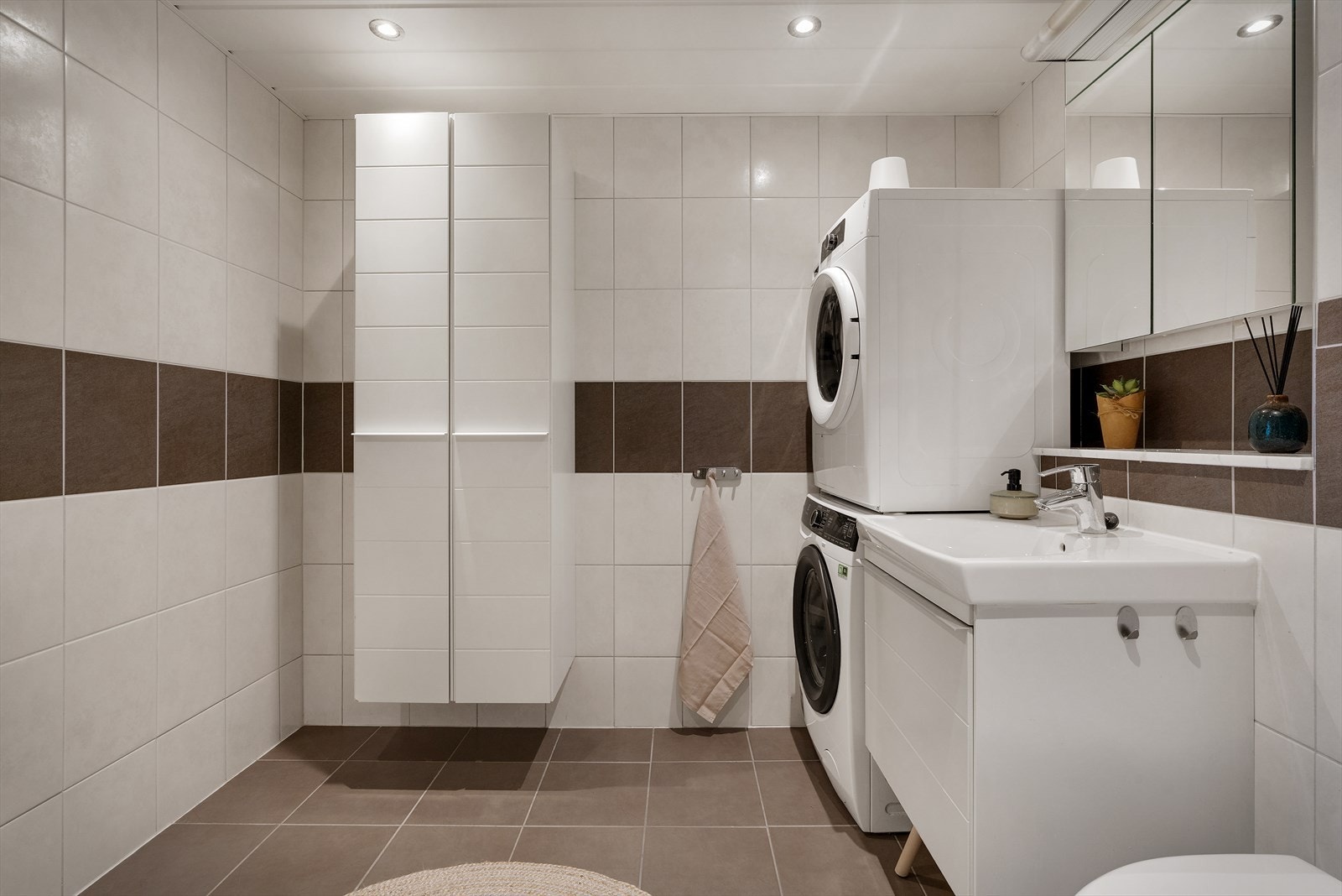 - Badet er utstyrt med opplegg for vaskemaskin - Galleribilde