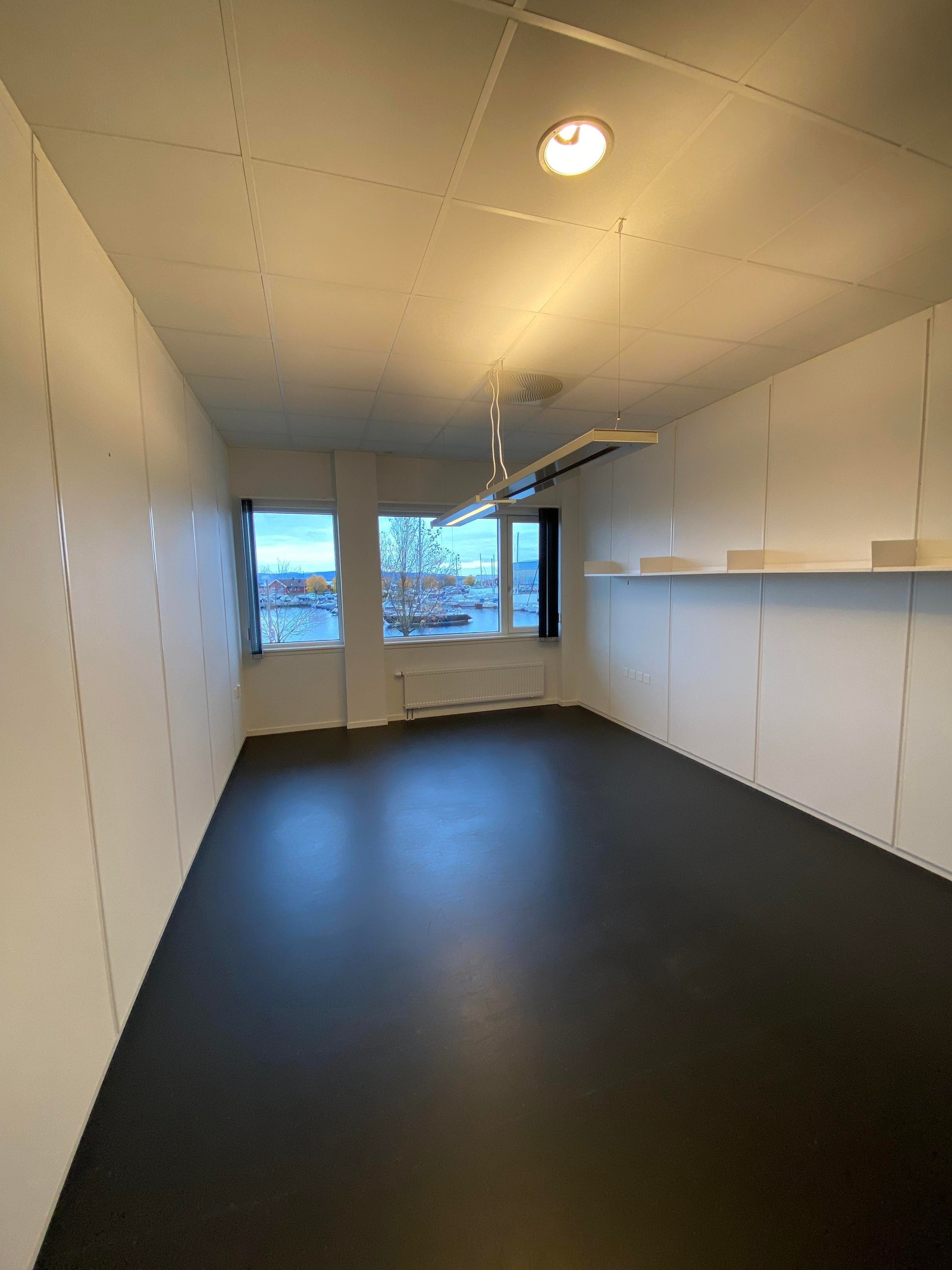Eksempel på østvendt kontor (mot havnefront).
Kontorene møbleres ferdig ved innflytning Galleribilde