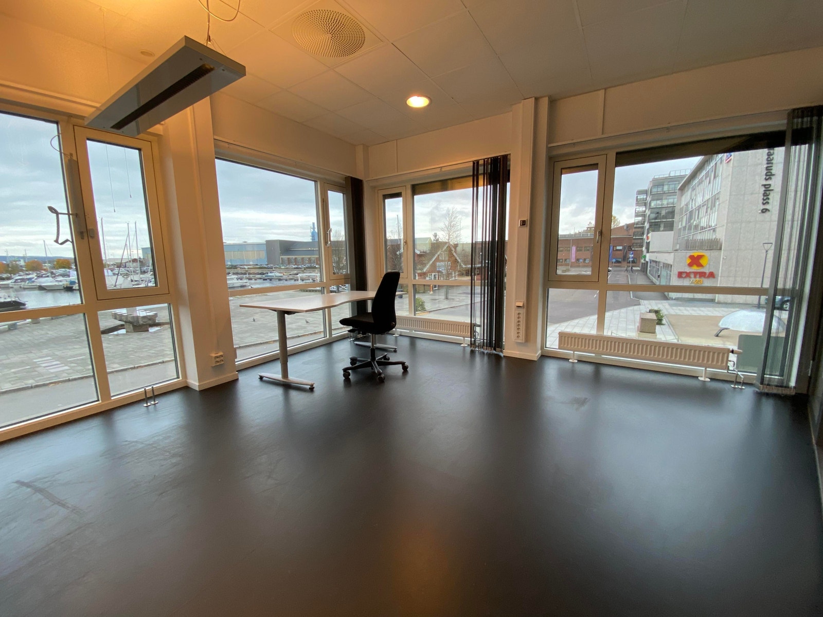 Kontor vendt mot sør og havnefront Galleribilde