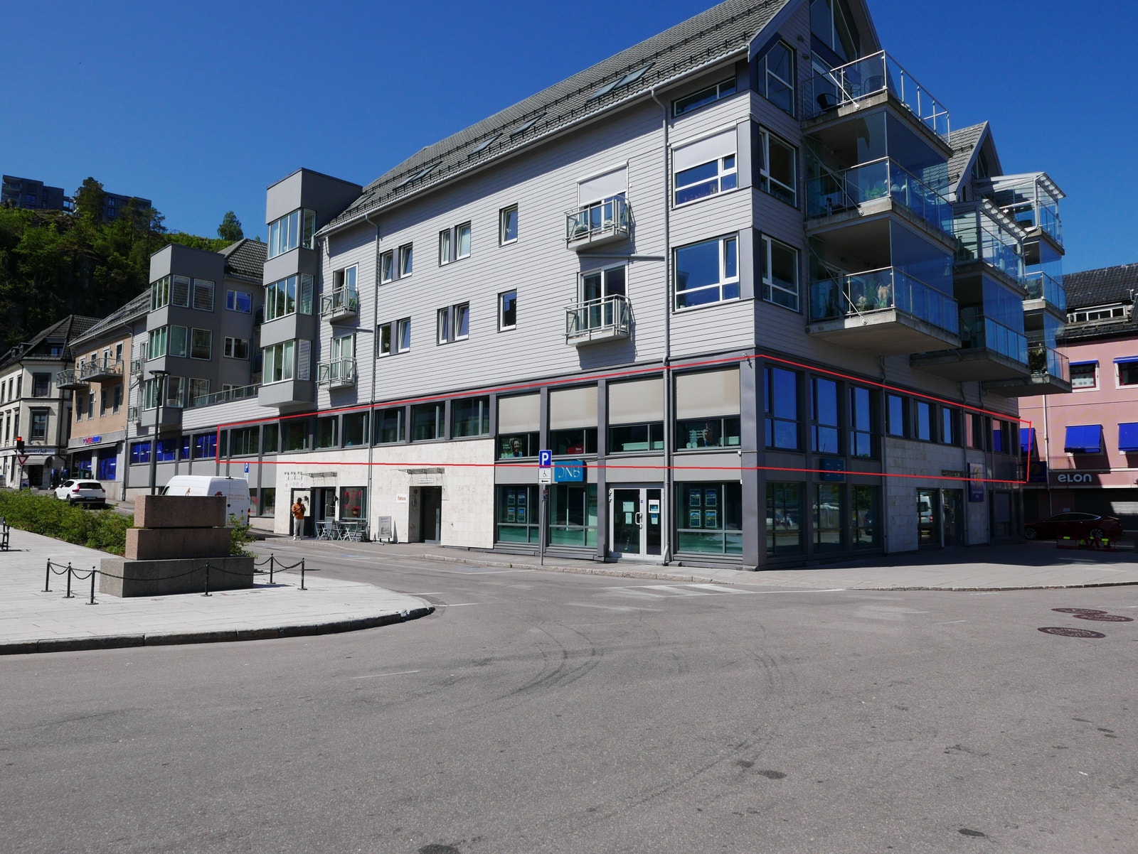 Solrikt, sentralt og med utsikt mot havnefront (lokalet er markert i rødt) Galleribilde