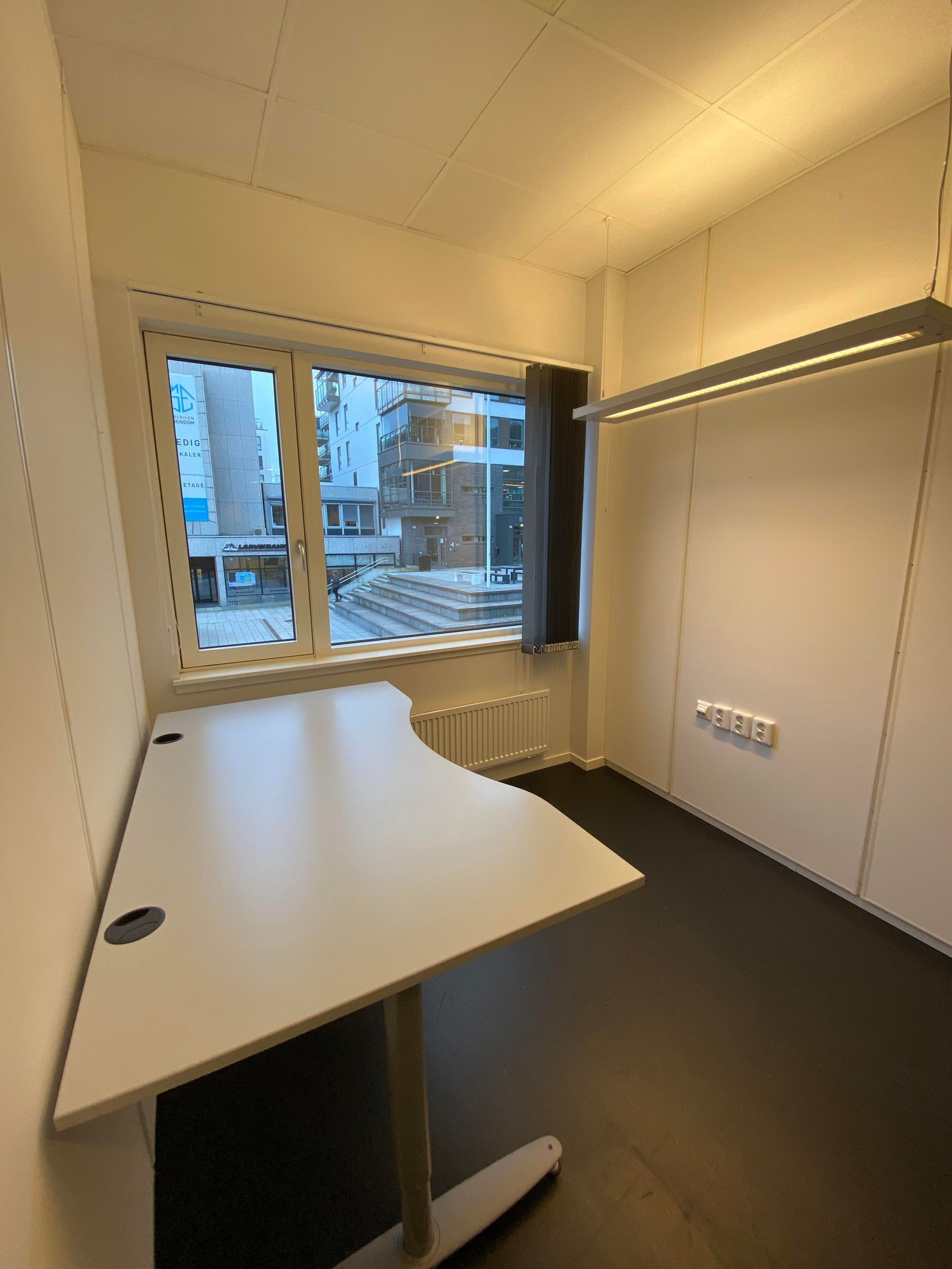 Sørvendt kontor med utsikt mot torger Galleribilde