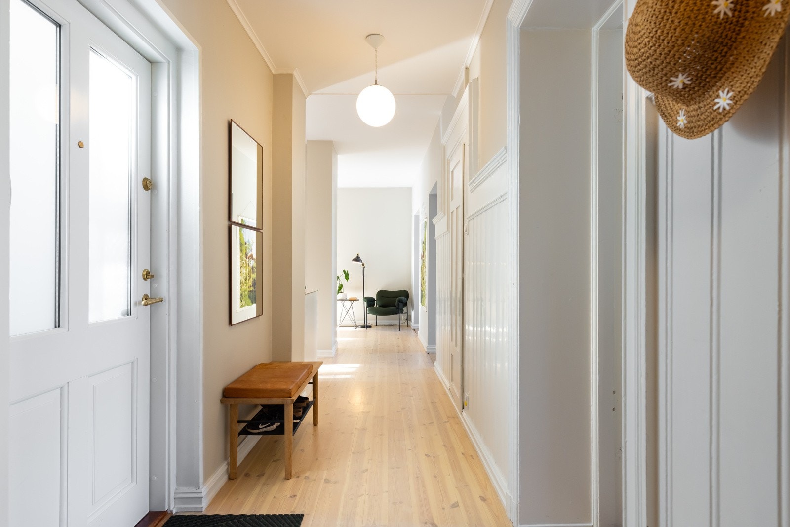 Lys og innbydende entré som gir et godt førsteinntrykk av boligen. Galleribilde