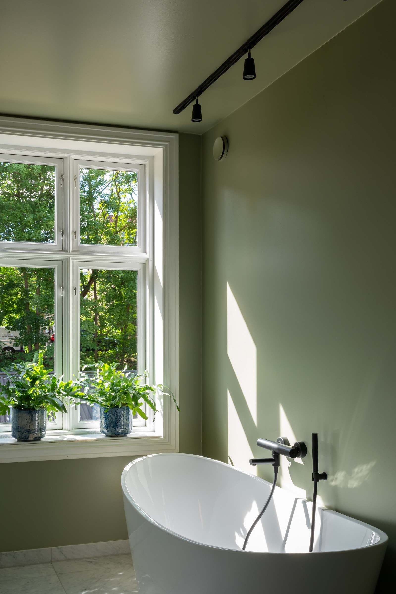 Rommet har i tillegg et pent badekar. Galleribilde