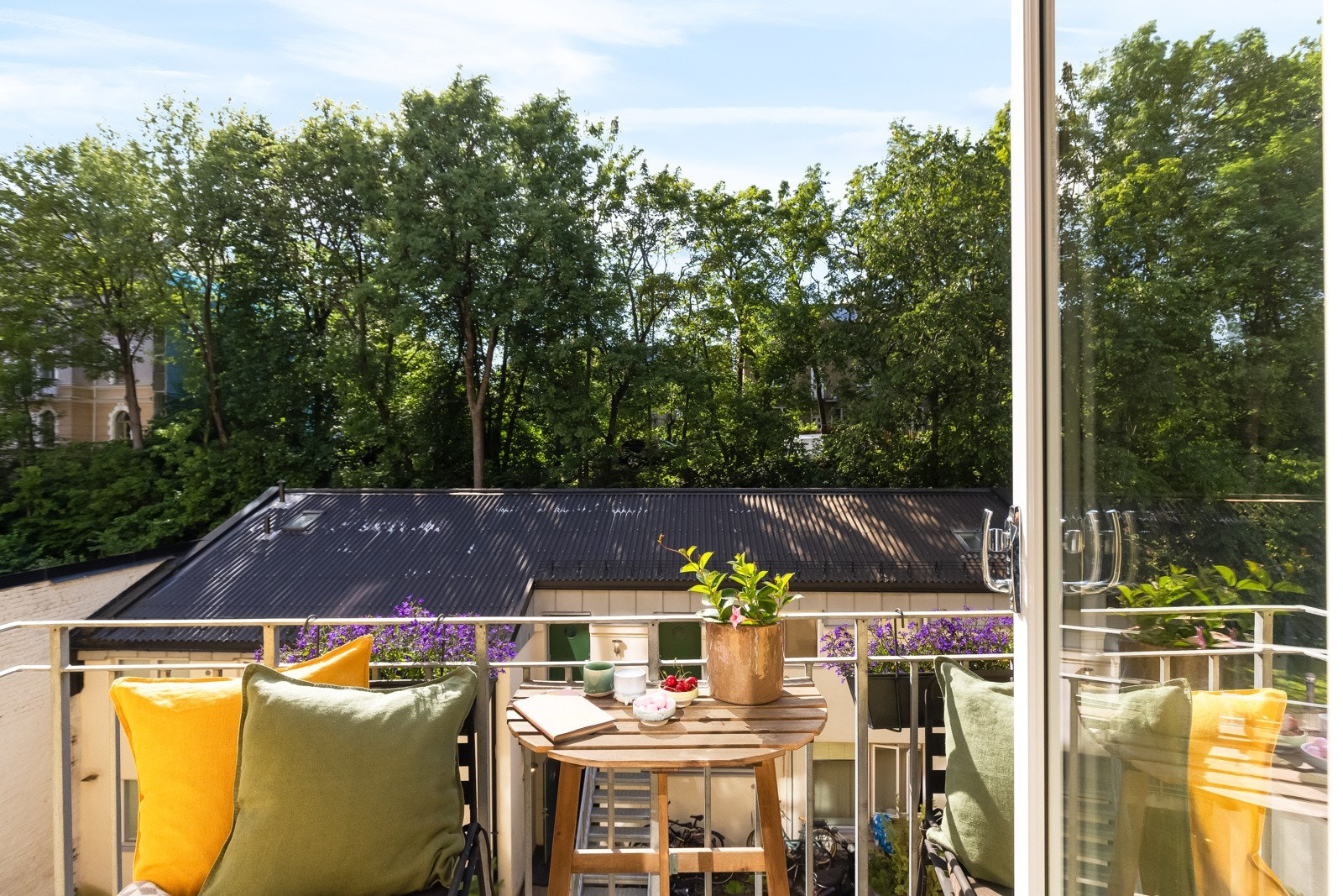 Her er det supre solforhold på ettermiddag og kveld fra ca. kl. 13-19, samt hyggelig utsikt over gårdsrom og nabolaget. Galleribilde