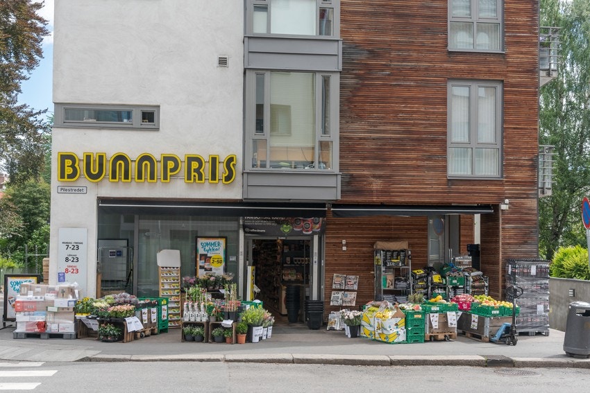 Flere matbutikker (også søndagsåpne) i umiddelbar nærhet. Galleribilde