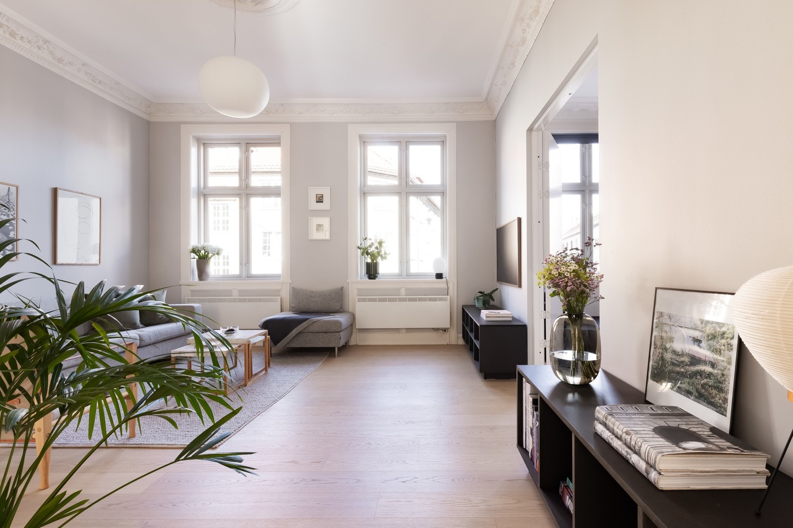 Store vindusflater slipper inn rikelig med naturlig lys. Galleribilde