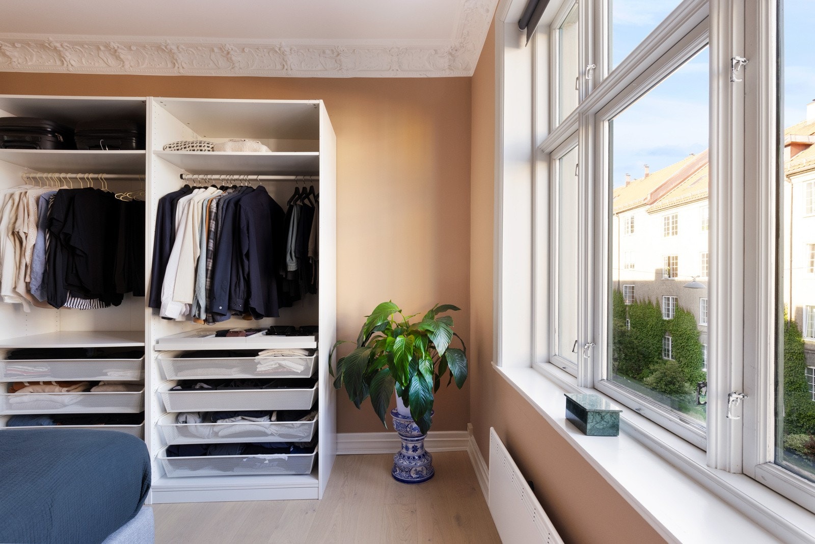 Det er en stor garderobeløsning, som gir godt med skapplass. Galleribilde